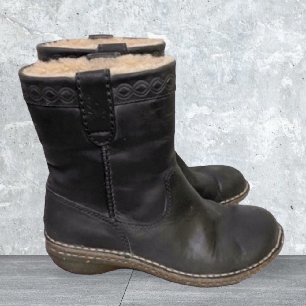UGG Aliso Short Leather Boots size 5